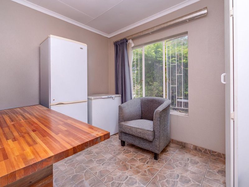 Neat 2-Bedroom Townhouse with Private Garden – Wilgeheuwel - Photo 3