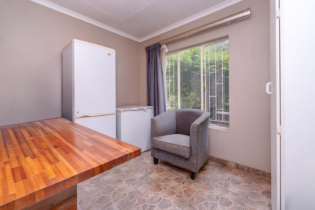 Neat 2-Bedroom Townhouse with Private Garden – Wilgeheuwel - Photo 3