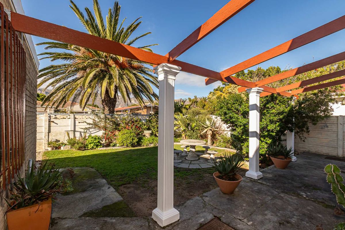 Charming  facebrick 3 bed family home with Granny Flat and Entertainers Delight. - Photo 2