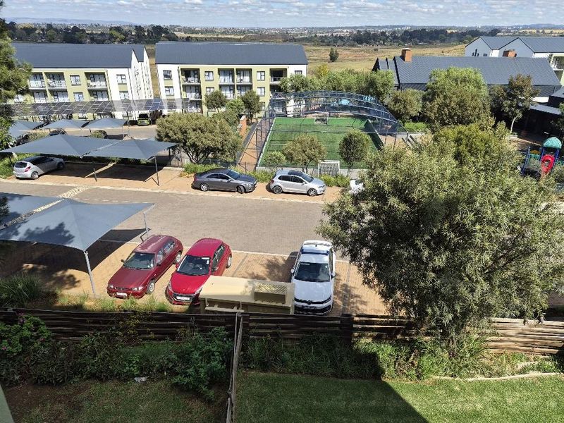 Stunning two-bedroom in Greenpark Lifestyle complex - Photo 4