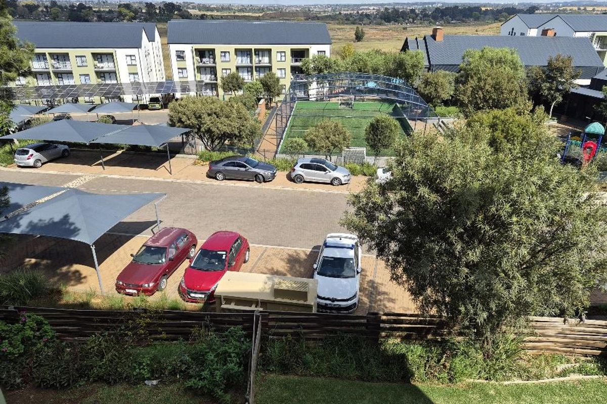 Stunning two-bedroom in Greenpark Lifestyle complex - Photo 4
