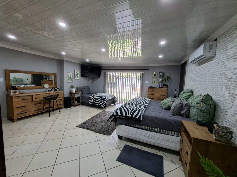 Luxurious Modern Home for Sale - Photo 6