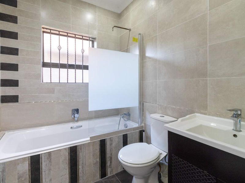 3 bedroom Cluster in Blue Lakes Estate - Photo 6