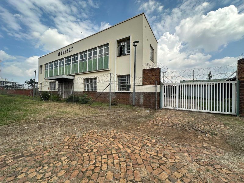 Prime Industrial Property with Office & Workshop Space For Sale in Driehoek, Germiston. - Photo 2