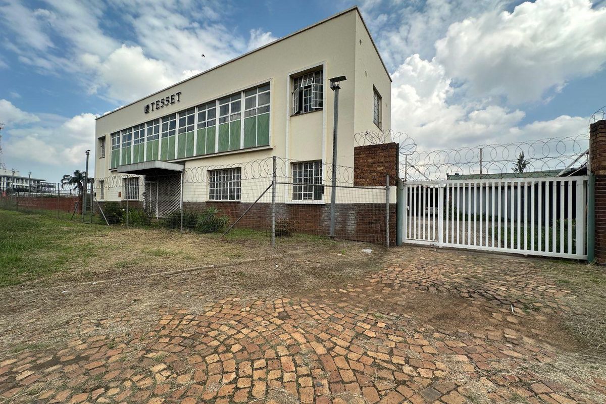 Prime Industrial Property with Office & Workshop Space For Sale in Driehoek, Germiston. - Photo 2