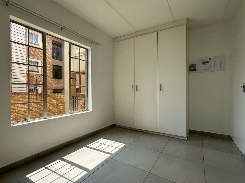 Experience contemporary living at its best in this stylish apartment, ideally situated near Fourways and Northgate Mall. - Photo 6