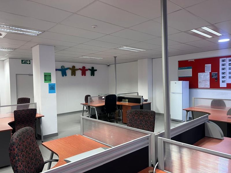 OFFICE TO LET - Photo 8