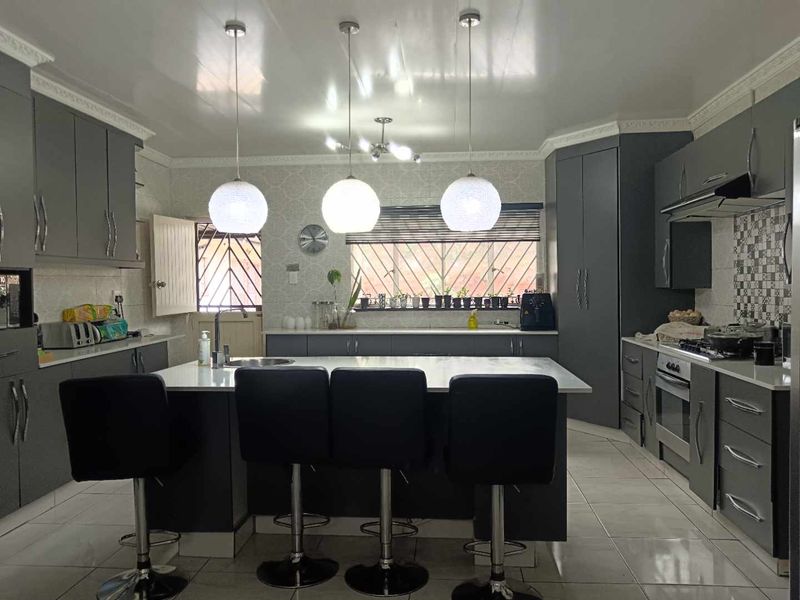 Modern family home with an investment opportunity - Photo 8