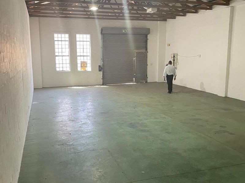 200m2 TO LET HIGHLY VISIBLE, DRIVE-IN ACCESS : RETAIL / OFFICE / WAREHOUSE / - Photo 6