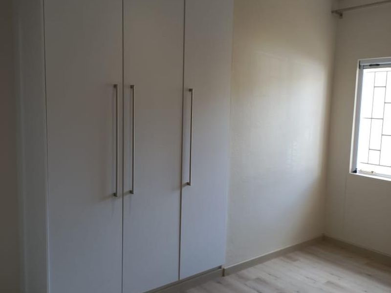 4 Bedroom 2 bathroom secure townhouse on one level - Photo 5