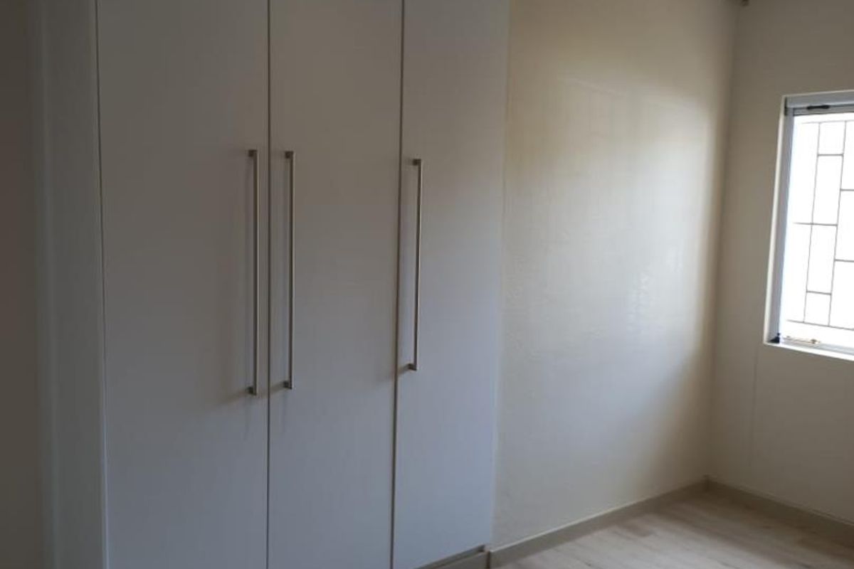 4 Bedroom 2 bathroom secure townhouse on one level - Photo 5