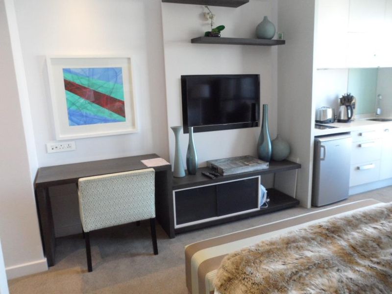 LUXURIOUS DESIGNER STUDIO APARTMENT IN THE ICONIC SANDTON SKYE - Photo 10