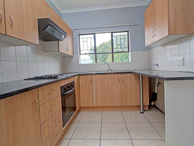 Open-Plan Living with Balcony & 24-Hour Security! - Photo 4