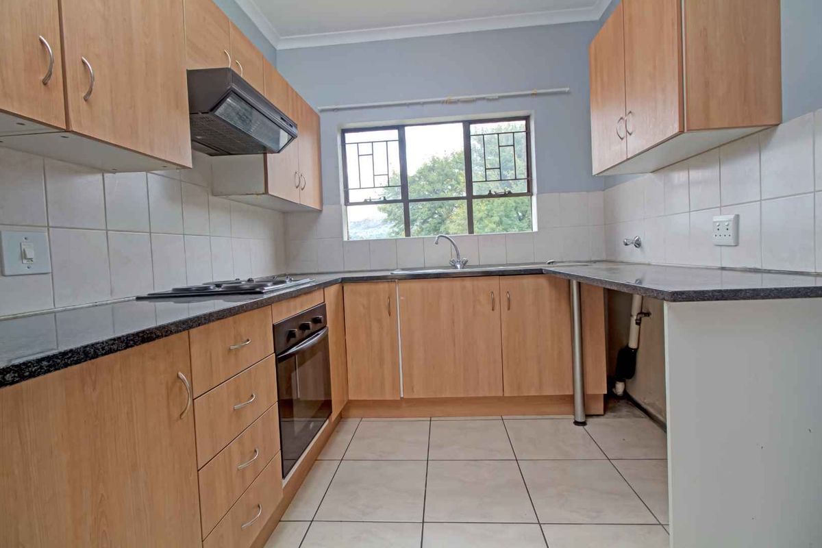 Open-Plan Living with Balcony & 24-Hour Security! - Photo 4