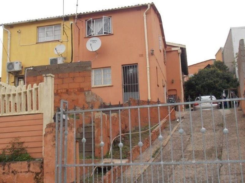 Versatile Risecliff Home: Dual Living Potential &amp; Ample Parking! - Photo 2