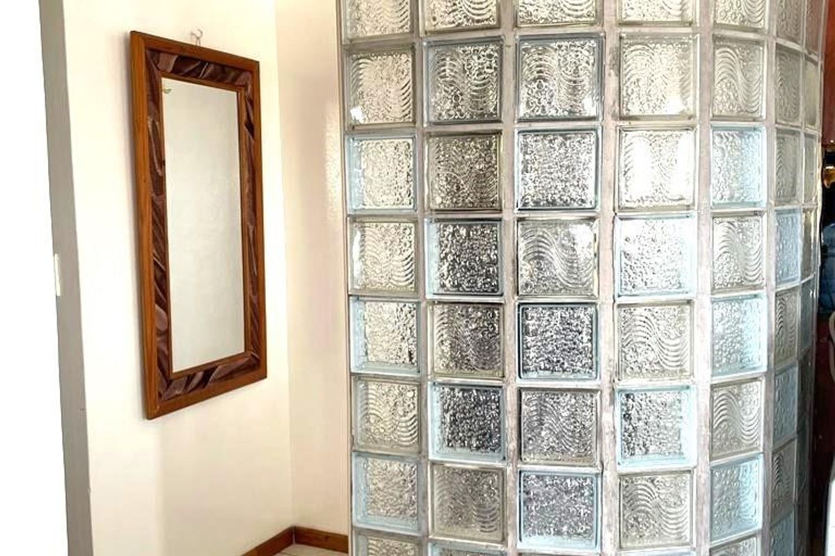 Charming 3-Bed Home - Photo 3