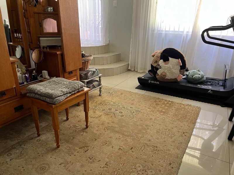 ATTRACTIVE MODERN HOME - Photo 9