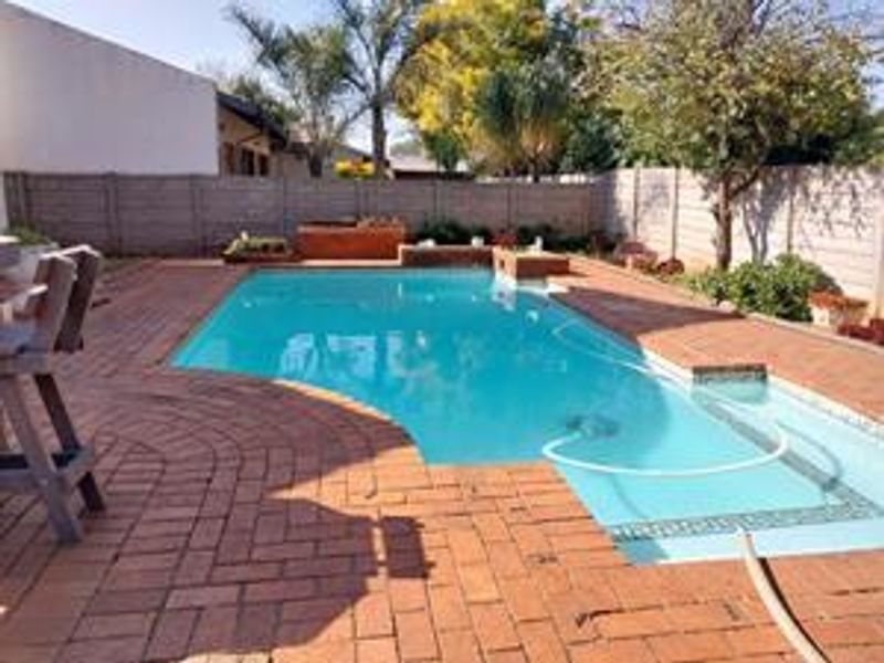 HUGE FAMILY HOME IN PRIME AREA - Photo 1