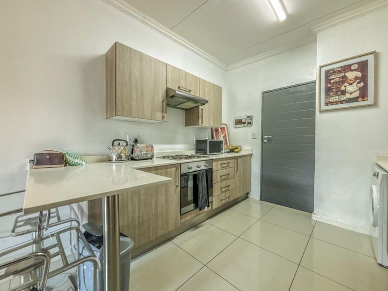 Modern Look-Up and Go 1 Bedroom Apartment /Flat for sale in Halfway Gardens - Photo 3