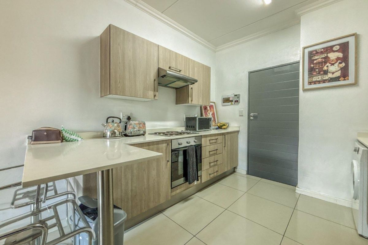 Modern Look-Up and Go 1 Bedroom Apartment /Flat for sale in Halfway Gardens - Photo 3