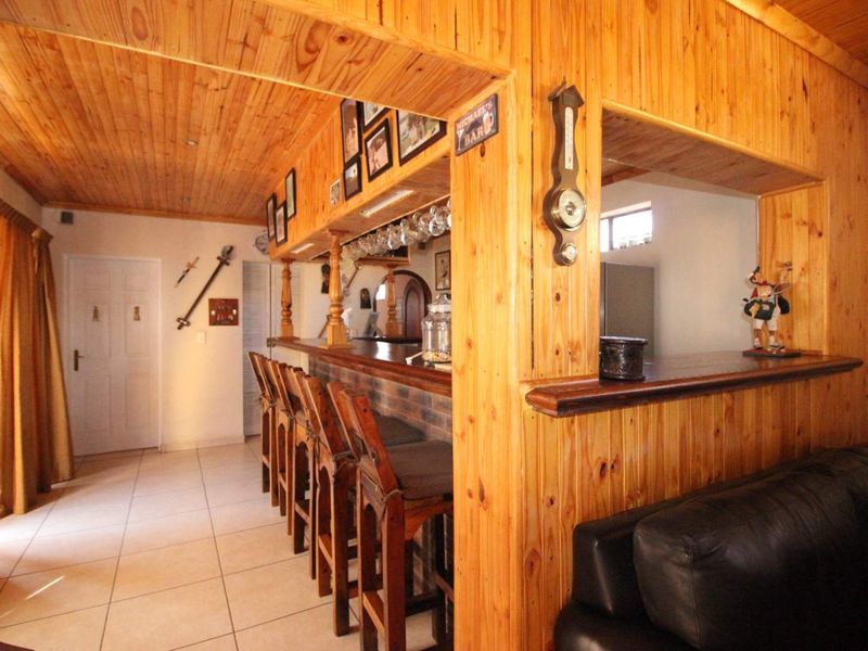 Welcome to this stunning and spacious double-story home, perfect for luxurious and comfortable living. - Photo 6