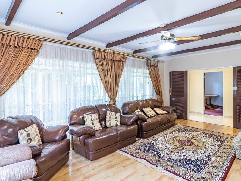 Large  family home,  ideal for large extended family - Photo 10