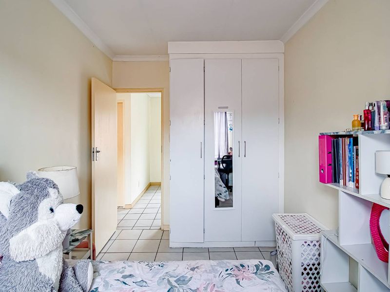 Fantastic upstairs unit with a secure tenant. - Photo 9