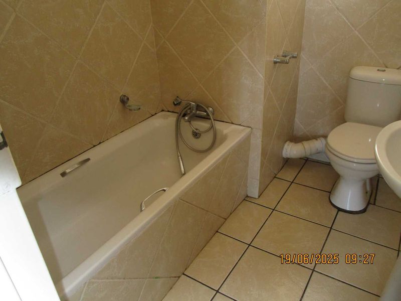 SPACIOUS 3 BED APARTMRNT IN QUIET COMPLEX IN BTAMLEY PARK - Photo 8