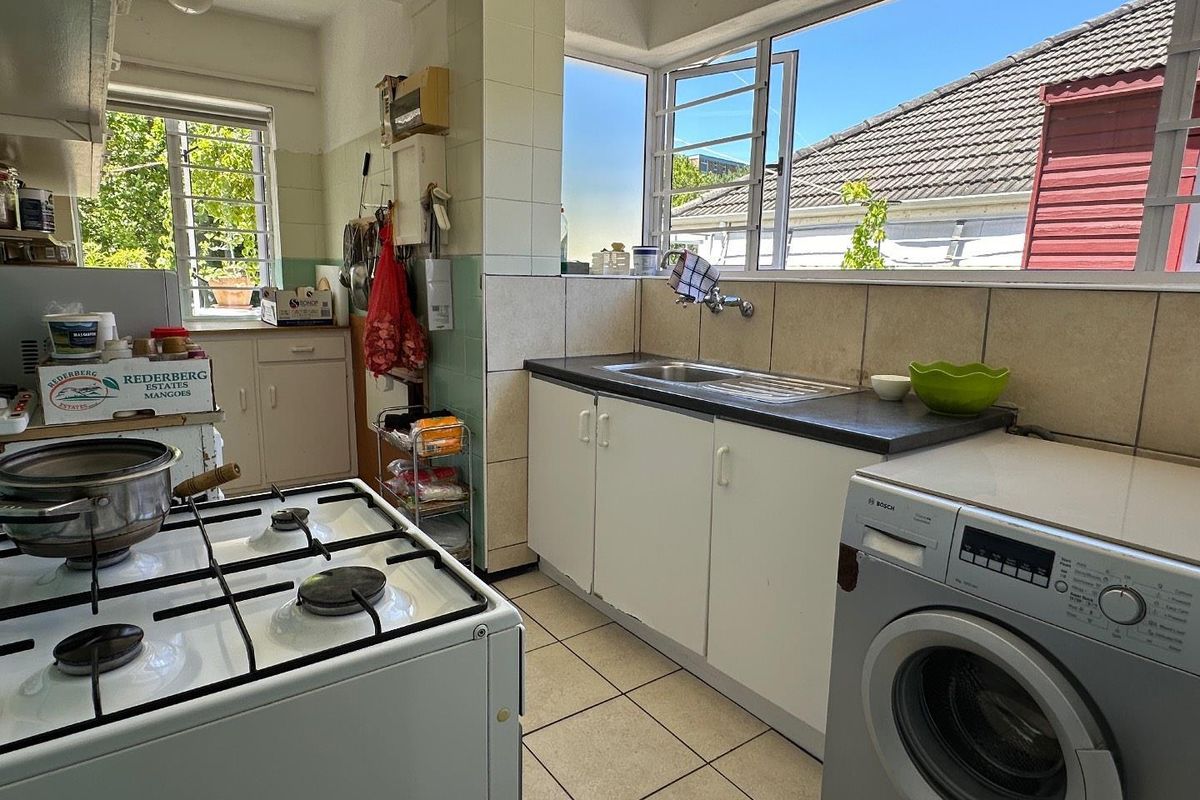 Spacious Apartment Centrally Located - Photo 2