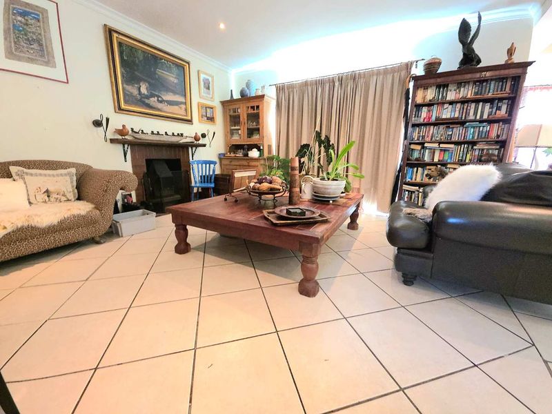 Stylish Family Living in the Heart of Parklands. - Photo 2