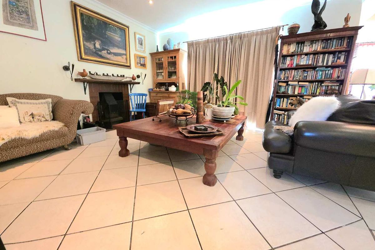 Stylish Family Living in the Heart of Parklands. - Photo 2