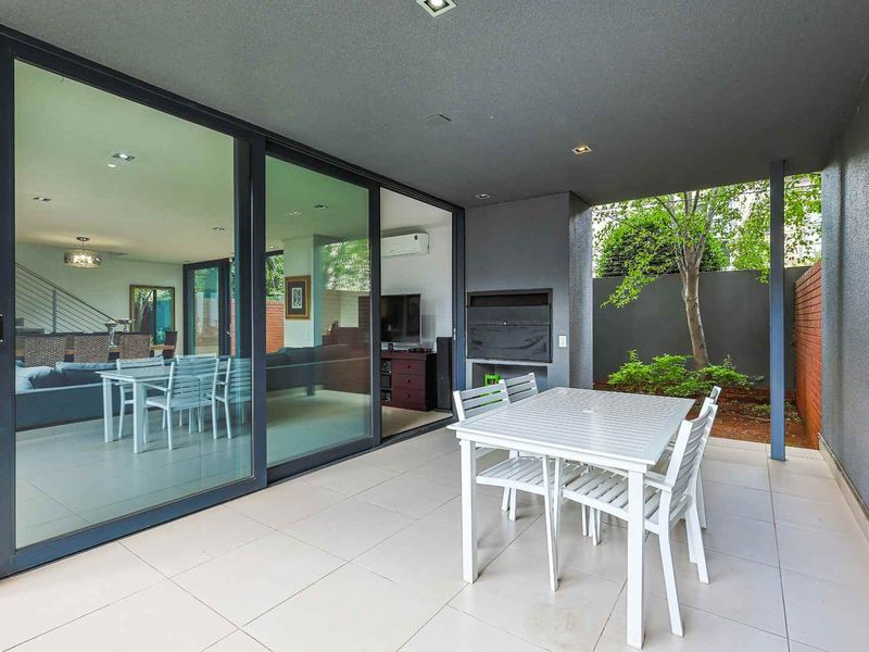 Contemporary Comfort in Waterkloof Ridge - Photo 6