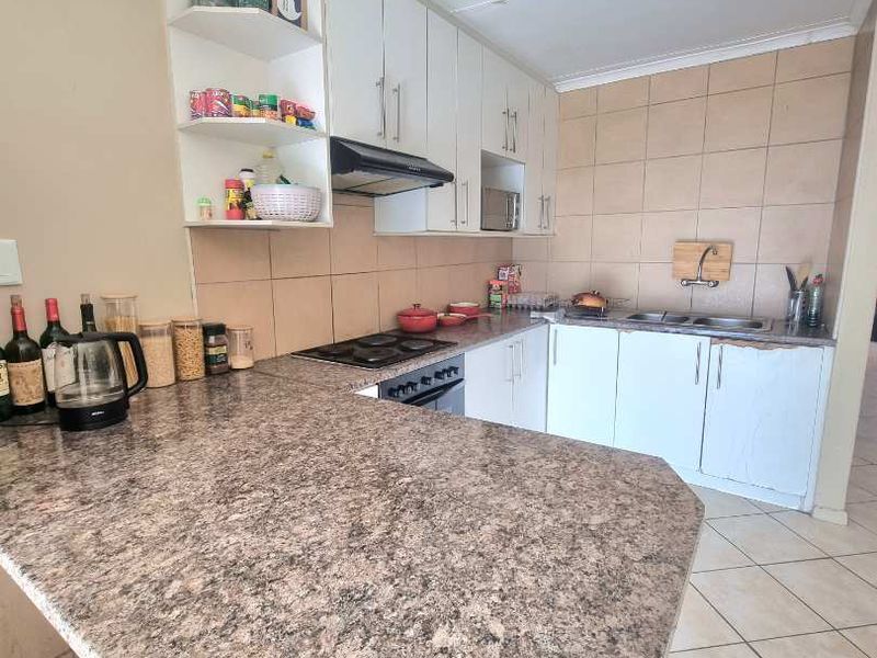 SPACIOUS TOWNHOUSE FOR SALE - Photo 4
