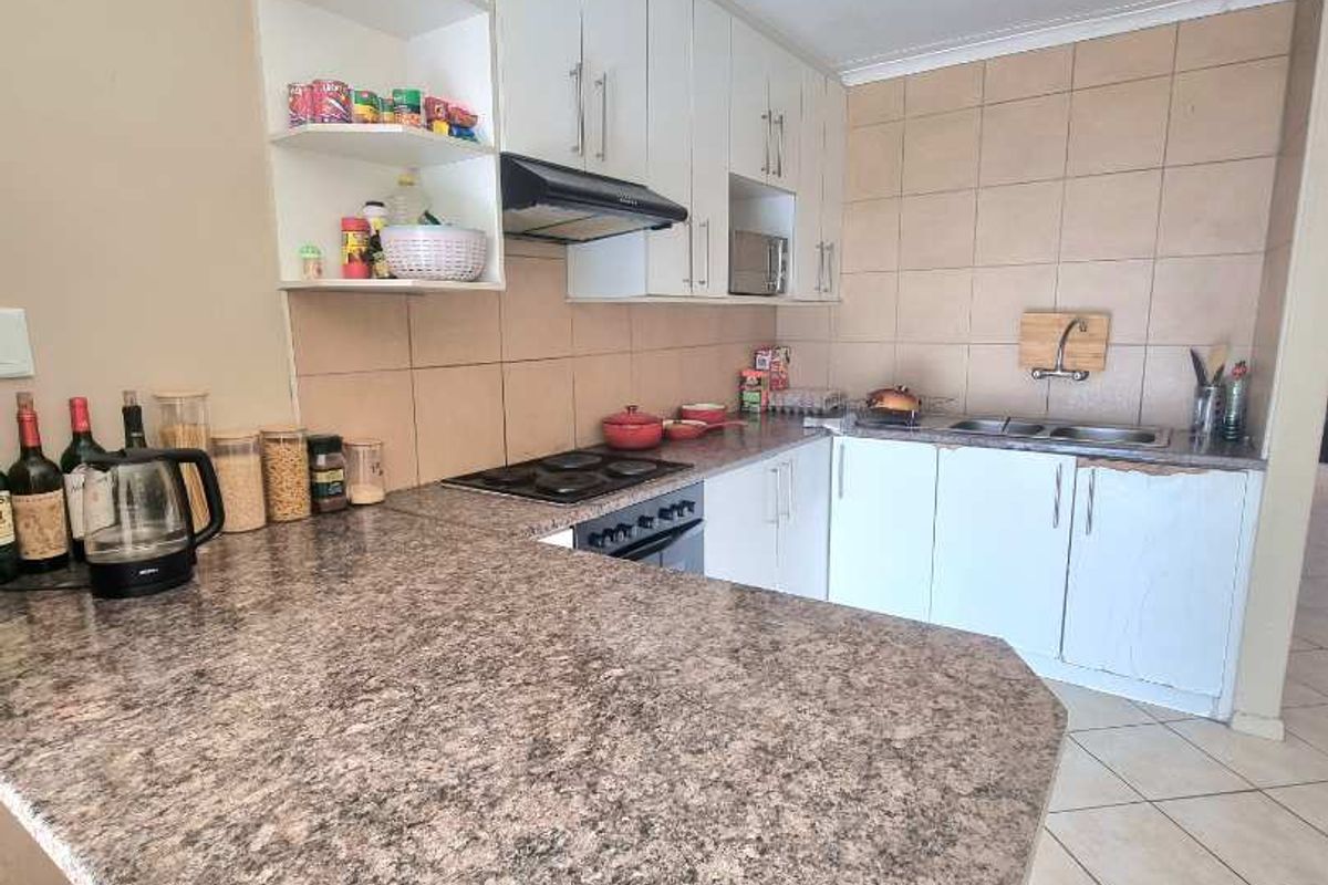 SPACIOUS TOWNHOUSE FOR SALE - Photo 4