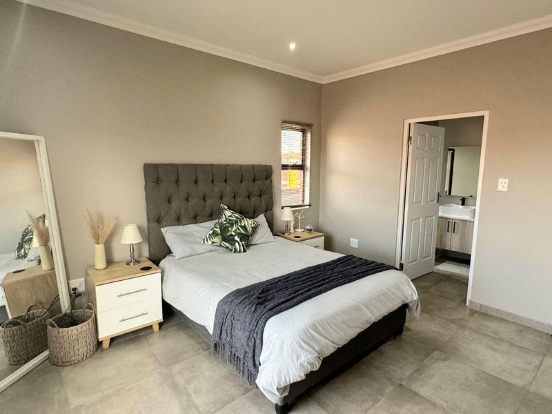 ELEGANT CONTEMPORARY LIVING AT IT'S FINEST - Photo 4