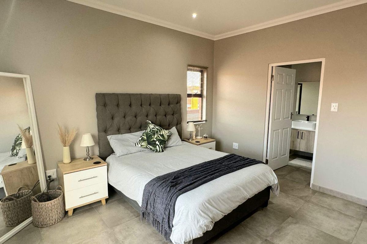 ELEGANT CONTEMPORARY LIVING AT IT'S FINEST - Photo 4