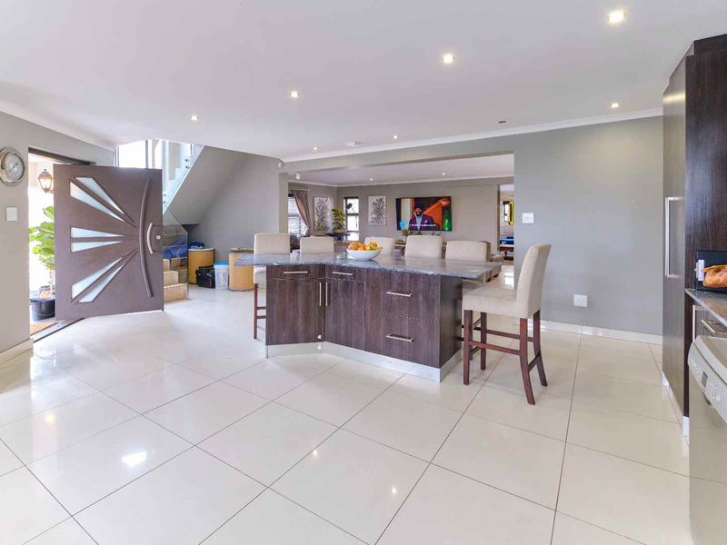 Space, Style, Convenience - Photo 5
