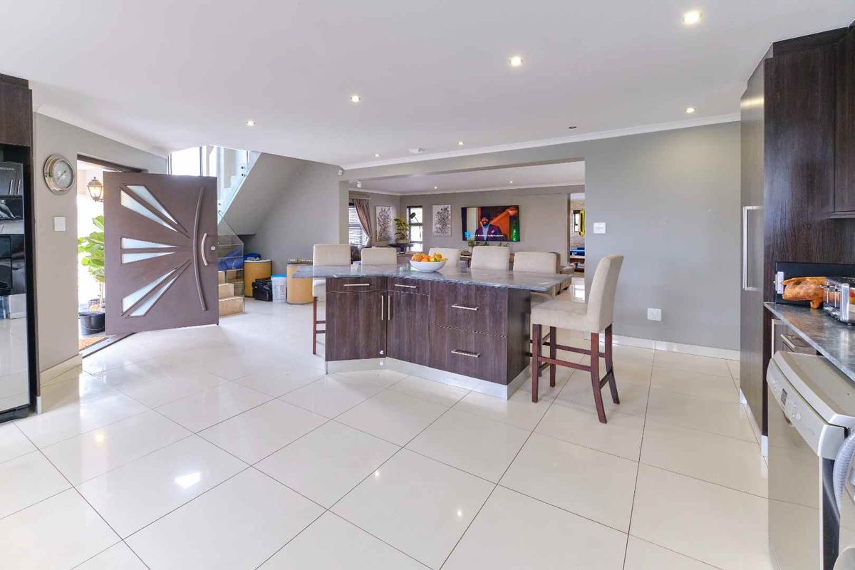 Space, Style, Convenience - Photo 5