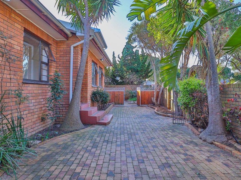 Spacious Family Home with Dual Living & Workshop Potential - Photo 3