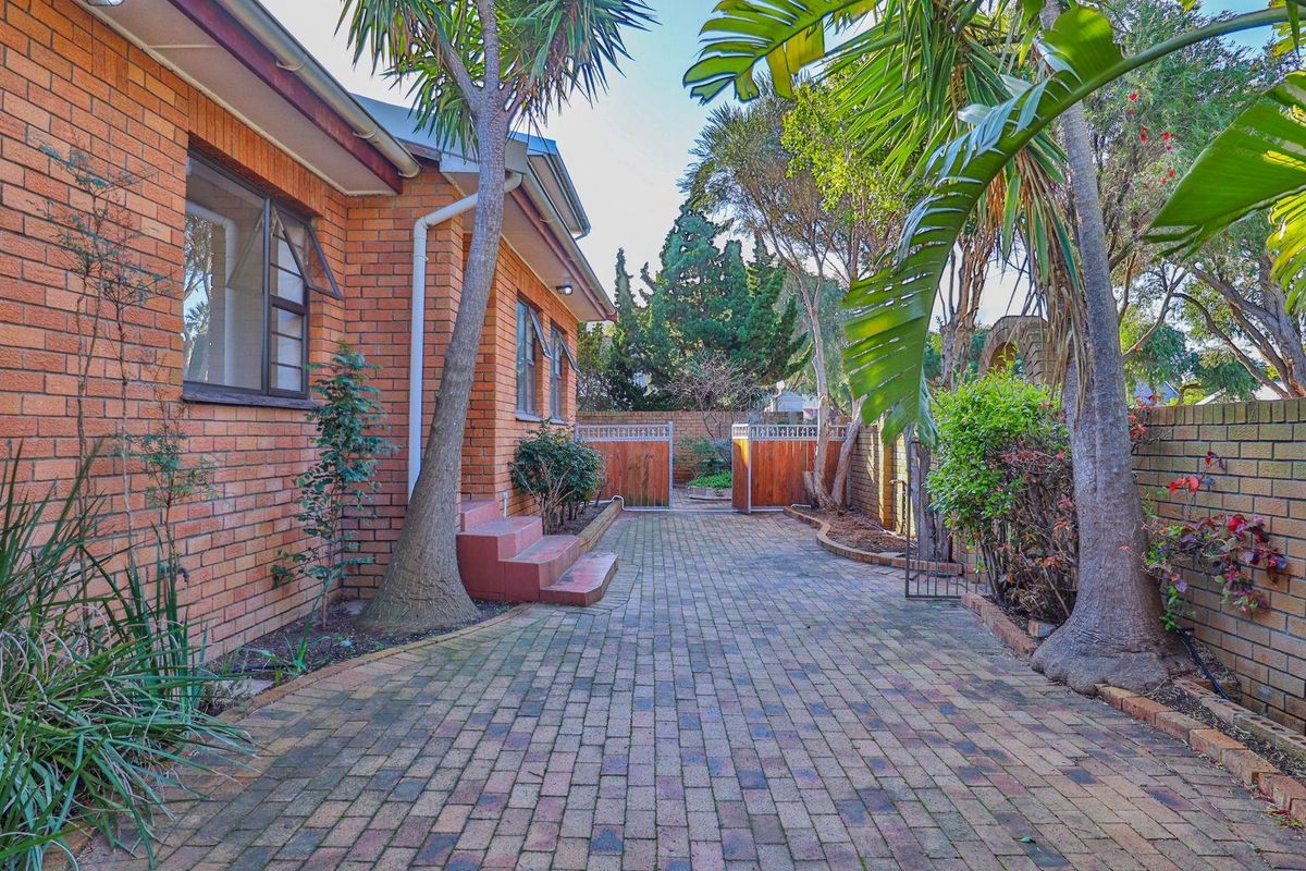 Spacious Family Home with Dual Living & Workshop Potential - Photo 3