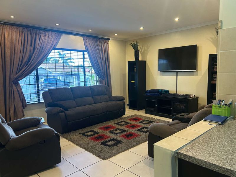 **Charming Family Home with Exceptional Outdoor Entertainment Space** - Photo 10