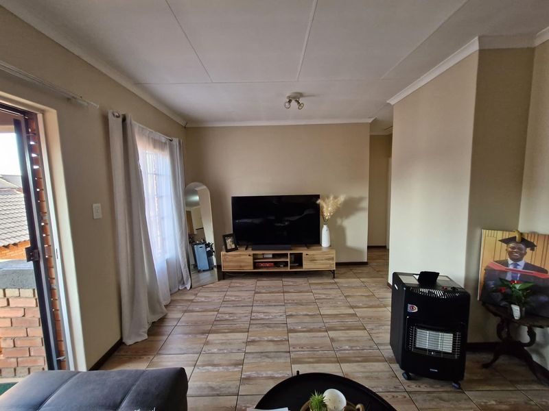 Stunning two bedroom top unit in Mooikloof Ridge Estate - Photo 3