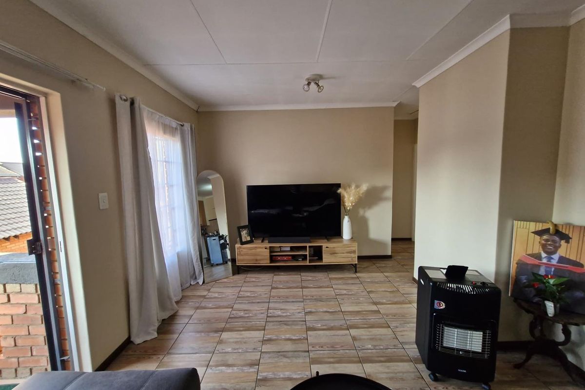 Stunning two bedroom top unit in Mooikloof Ridge Estate - Photo 3