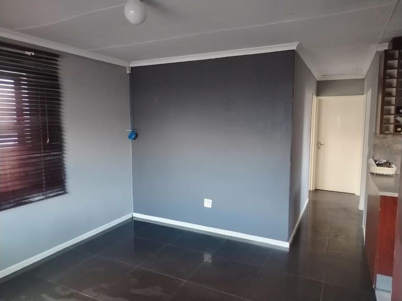Charming 3-Bedroom House for Rent in Ilitha Park, Khayelitsha - Photo 6