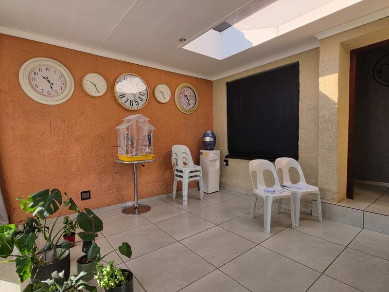 4 Bedroom House for Sale in Brackendowns - Photo 2