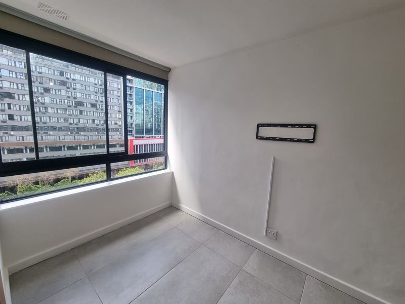 Modernized Semi-Furnished Two-Bedroom Apartment To Let in Cape Town City Centre - Photo 5