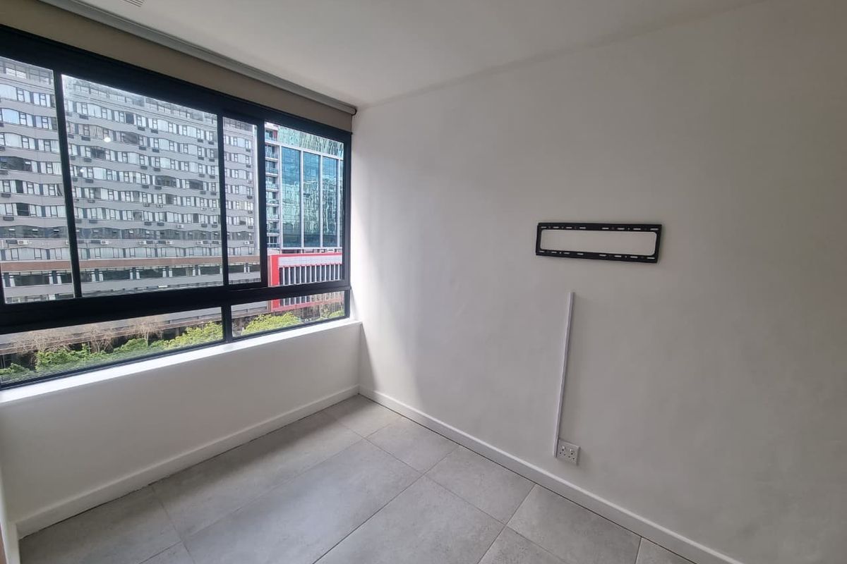 Modernized Semi-Furnished Two-Bedroom Apartment To Let in Cape Town City Centre - Photo 5