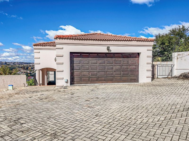 4 Bedroom Freestanding Home in a Secure Estate in Northcliff - Photo 3