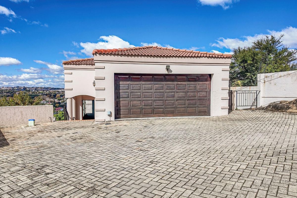 4 Bedroom Freestanding Home in a Secure Estate in Northcliff - Photo 3