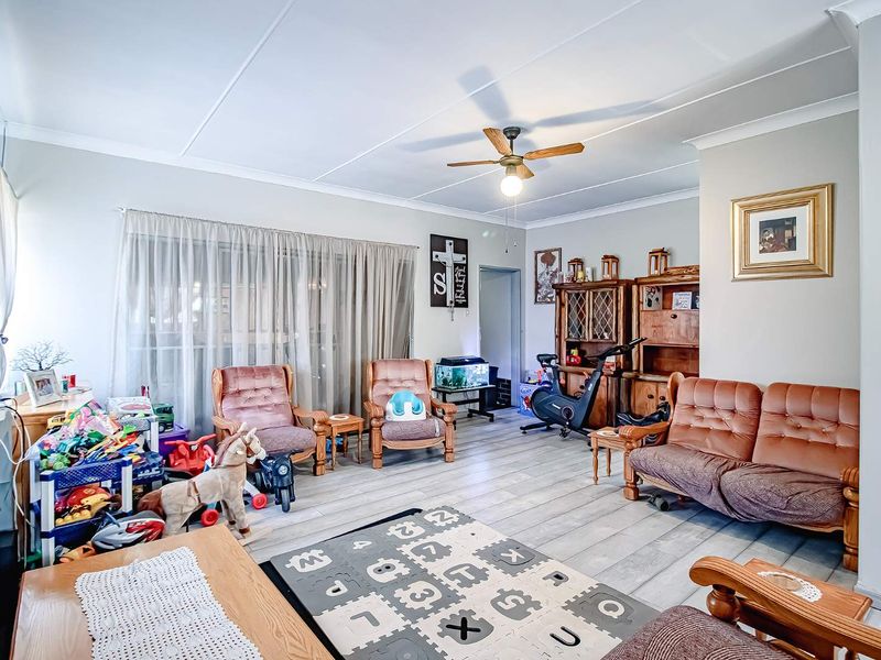 Spacious 3-Bedroom Home with Flatlet & Pool - Photo 3